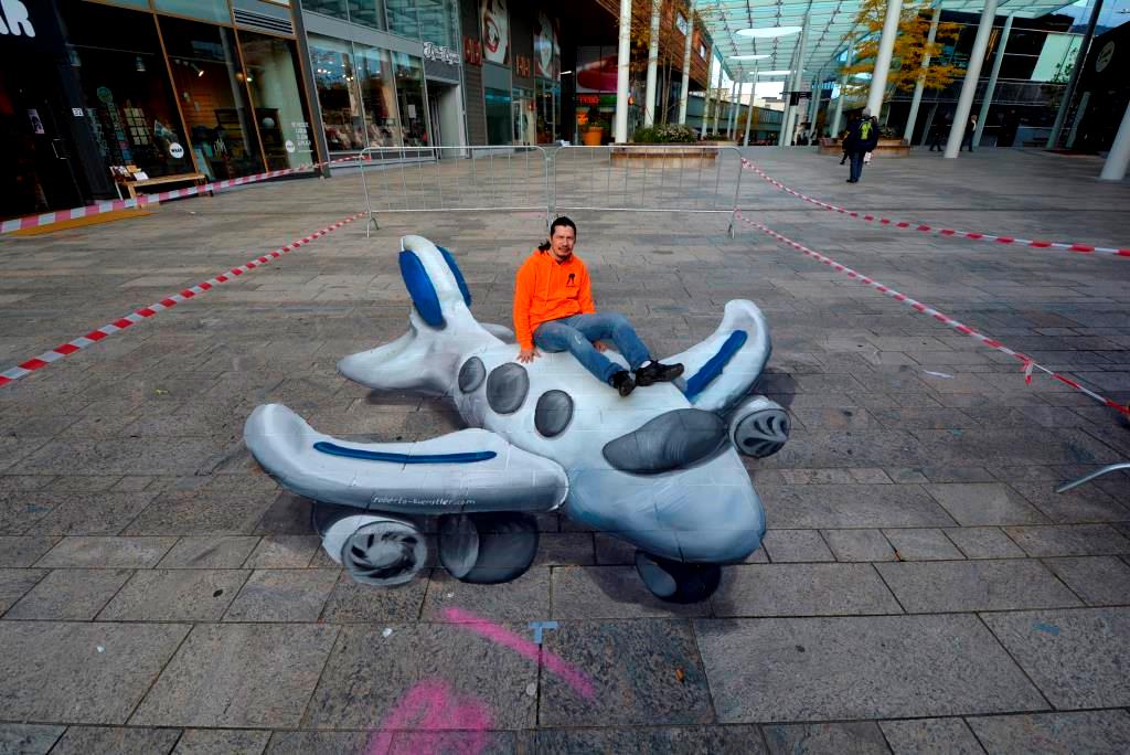 3D Straßenmalerei Knetflugzeug in Almere