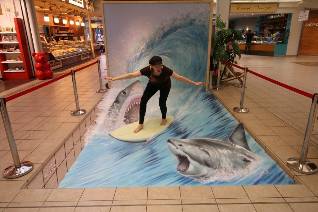 Fredda beim Surfen mit Haien