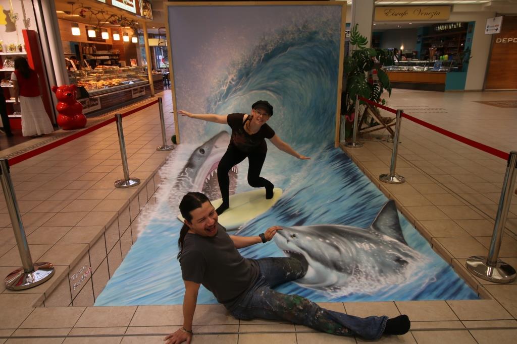 Fredda und Roberto beim Surfen mit Haien