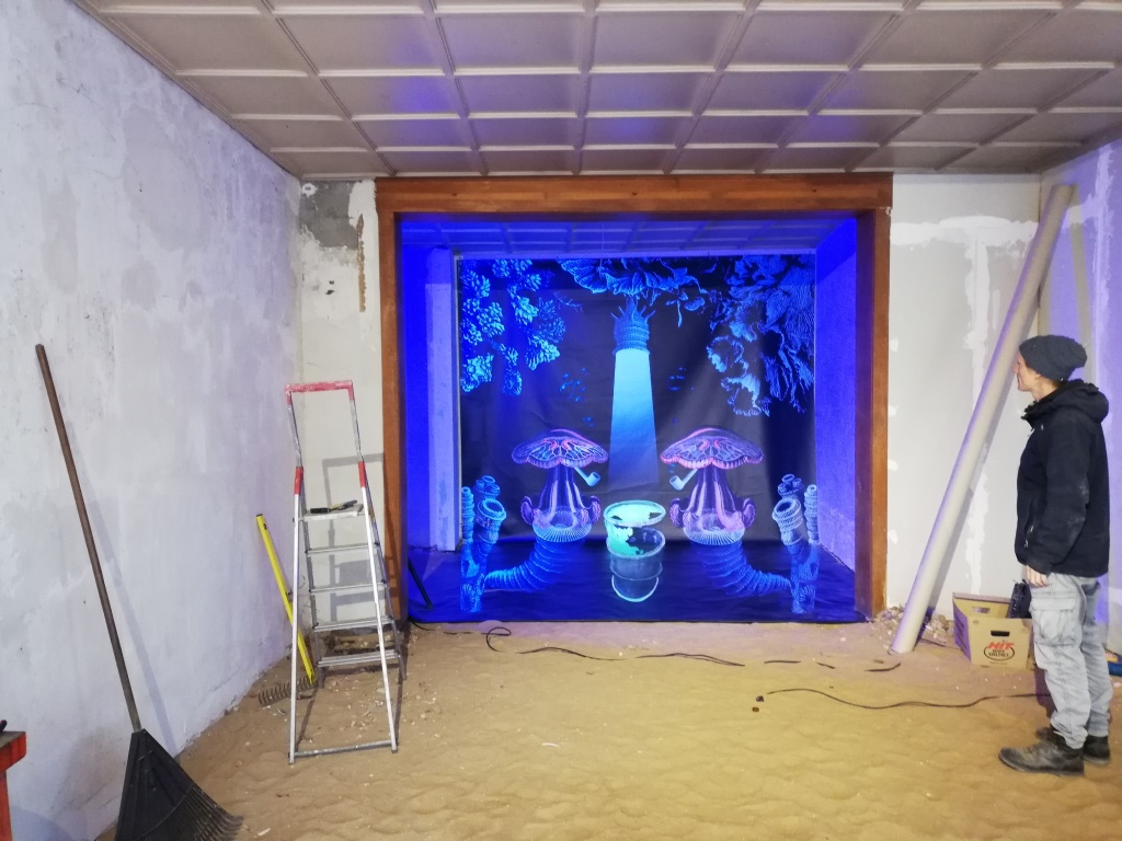 "End times in the coral skeleton" 3D blacklight room installation in Kevelaer