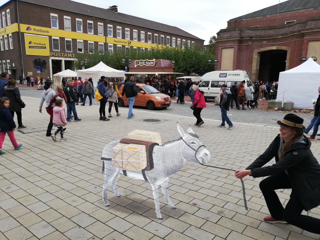 3D Straßenmalerei Postesel in Wesel im Amazonstreik