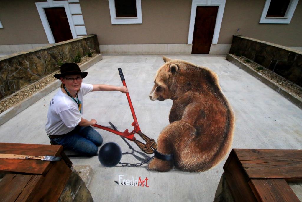 "Save the dancing bears in Bulgaria!" 3D streetpainting in Bulgaria