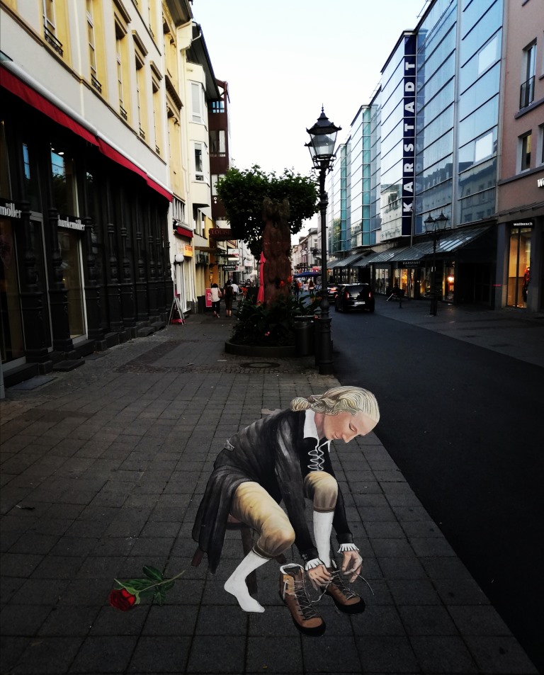 "Hölderlin getting ready for his walk to his beloved" 3D streetart in Bad Homburg