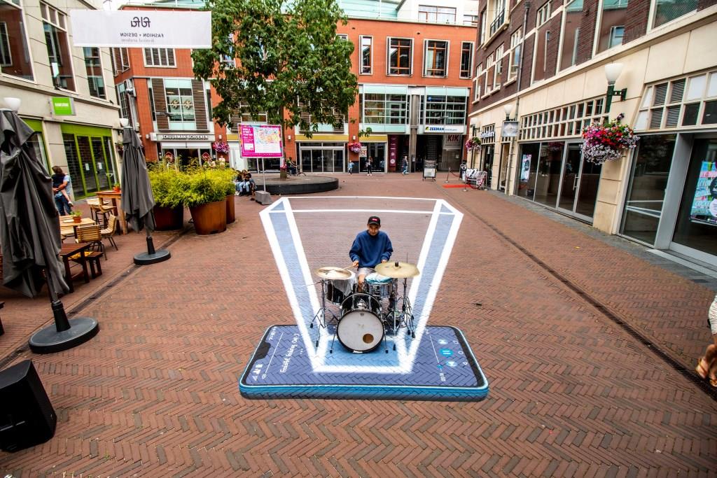 "hologram stage for streetentertainment" 3D streetpainting in Arnhem